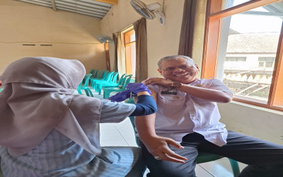 Camat Panumbangan Ikut Vaksin Influenza Gratis dari Bio Farma di Balai Desa Golat